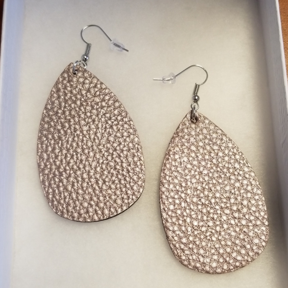 New! 7pair- New Faux leather lightweight earrings - Picture 3 of 8